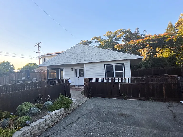 1366 Janet Ln — Photo 1