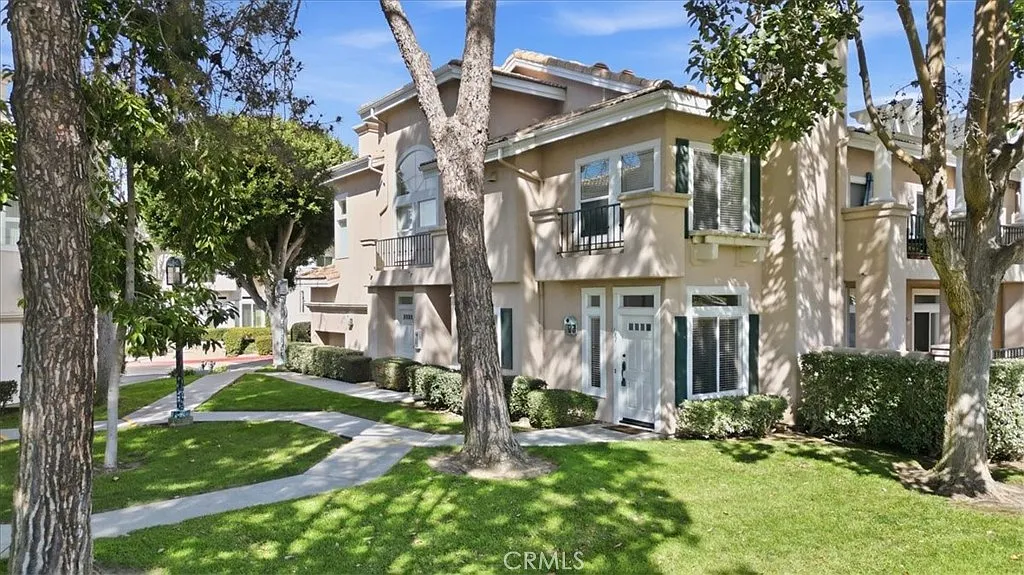 2 bed, 1019 sqft, $3,800 — Photo 1
