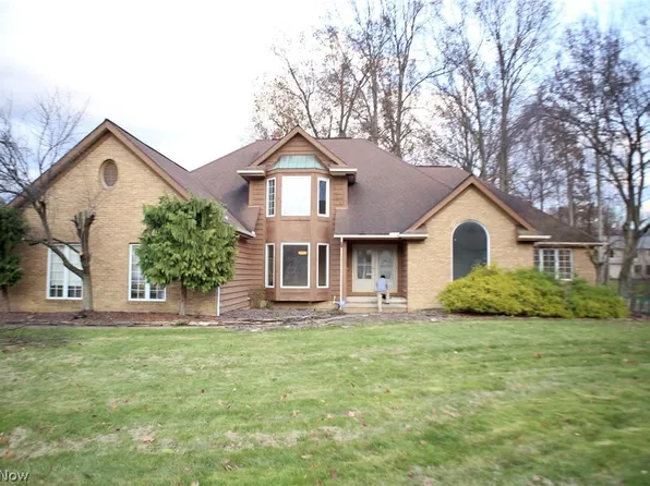 581 Williamsburg Dr, Highland Heights, OH 44143