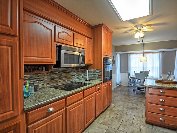 4th image of 2709 Oakwood Dr