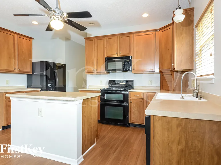 10735 Cyrus Dr — Photo 8