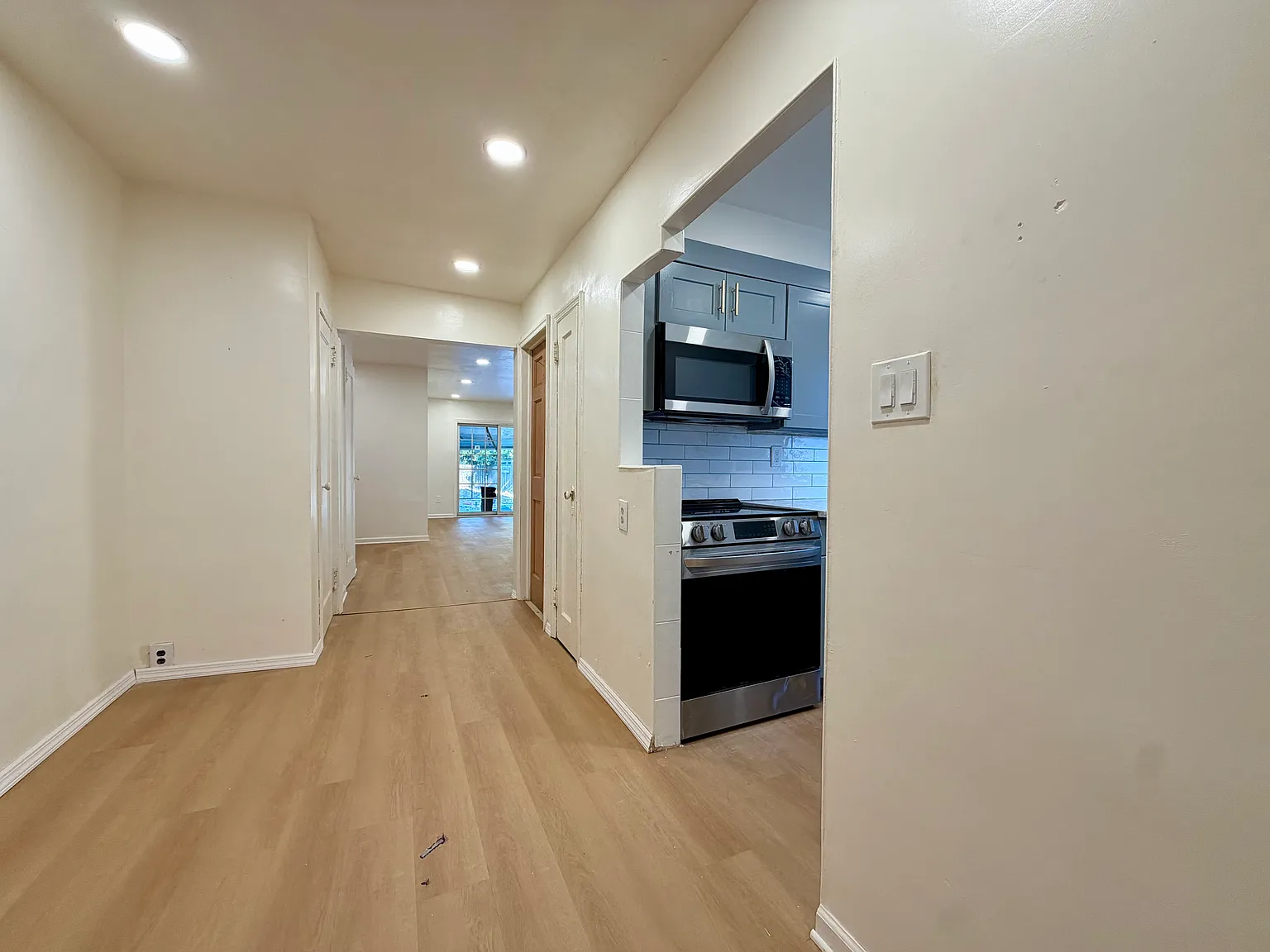 1 bed, 900 sqft, $1,800 — Photo 2