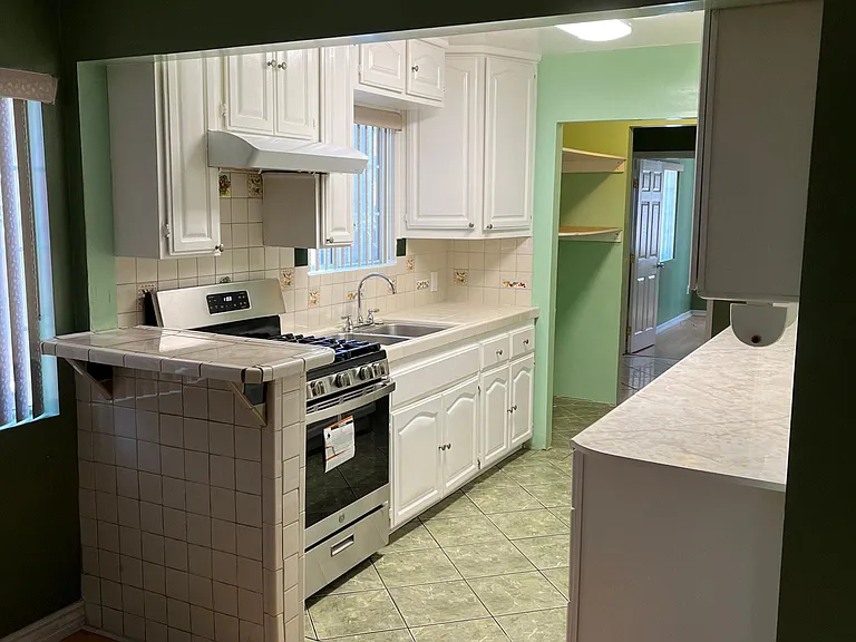 2800 S Mansfield Ave — Photo 5