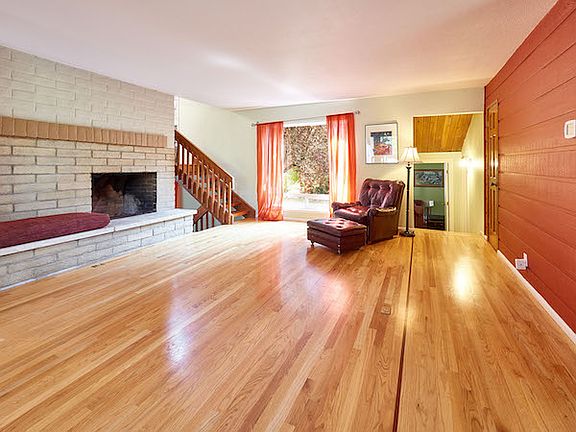 Living Room, entry level