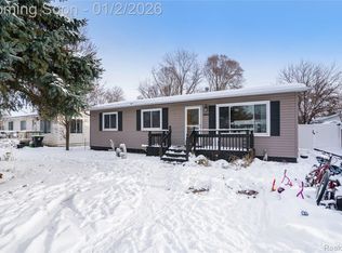5090 Lakeborn Dr, White Lake, MI 48383