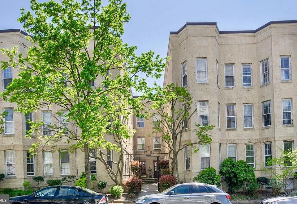 Top corner unit with 7 Windows for plenty of natural light!