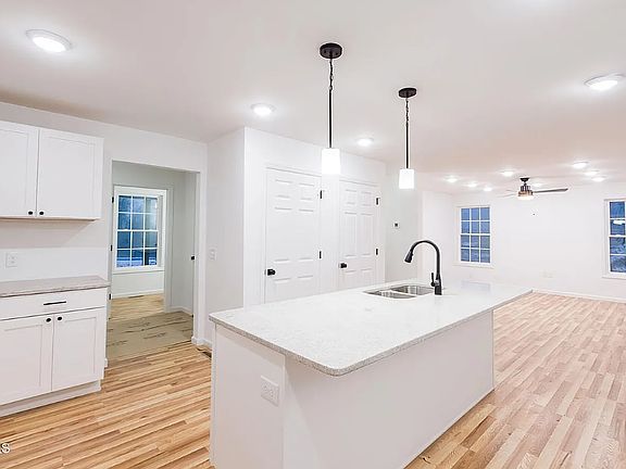 4th image of 48 Maple Crest Dr