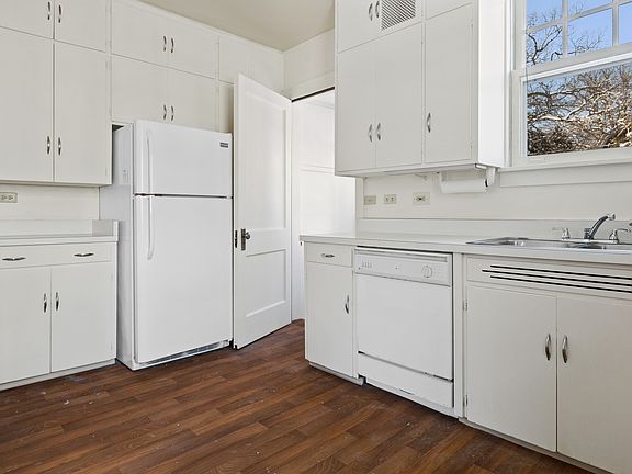 4th image of 225 Wood Ct