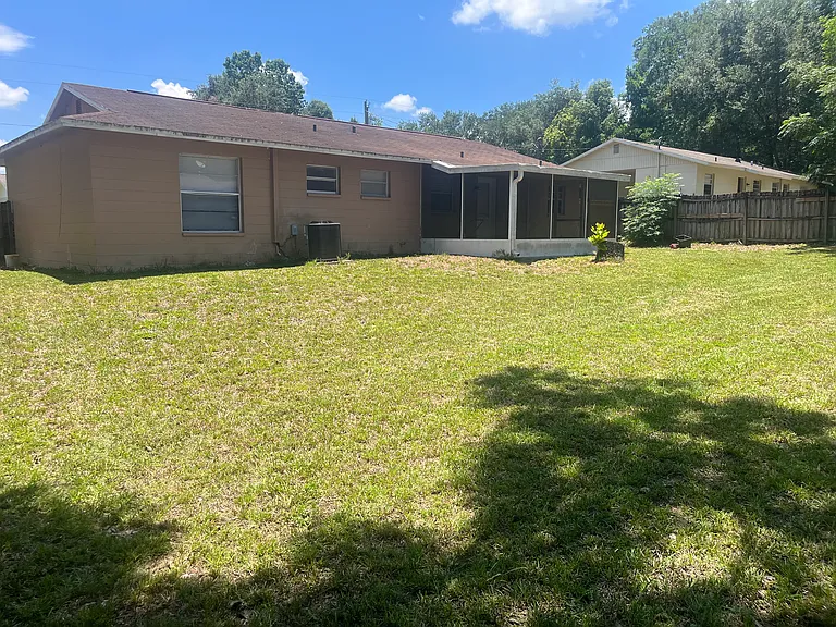 27167 Wakefield Dr — Photo 4