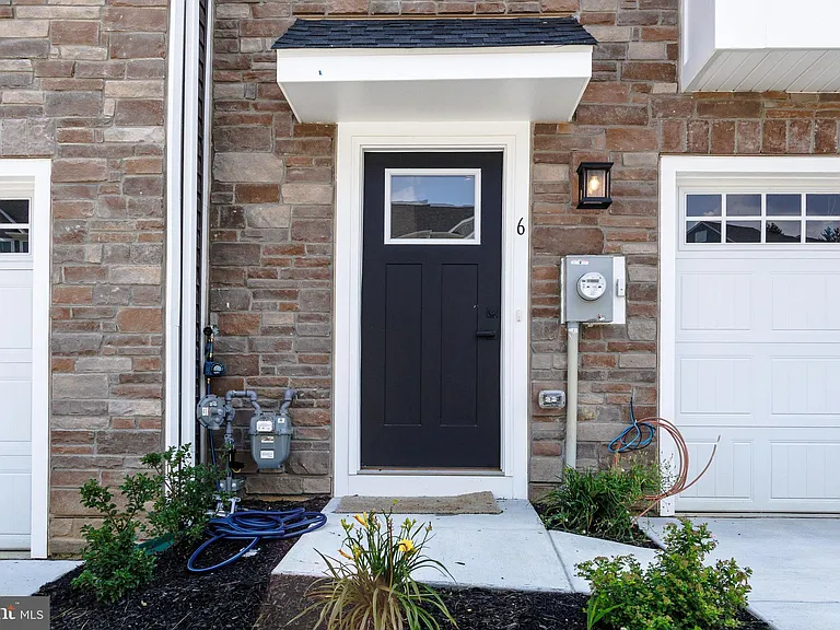 6 Foxwood Dr — Photo 2