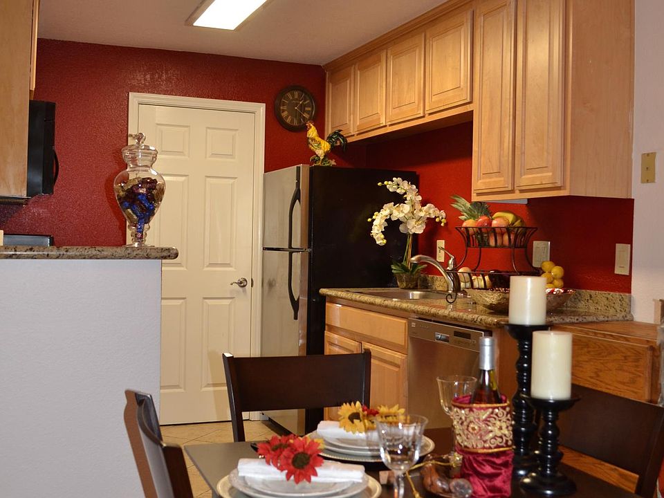 GRANITE TOP KITCHEN COUNTERS, STAINLESS APPLIANCES