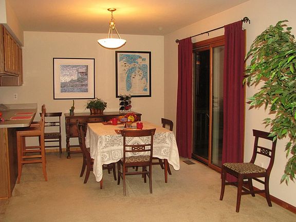 3rd image of 2308 Chestnut Cres