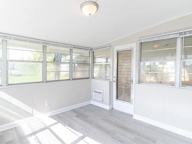 106 Avenue D SW — Photo 8