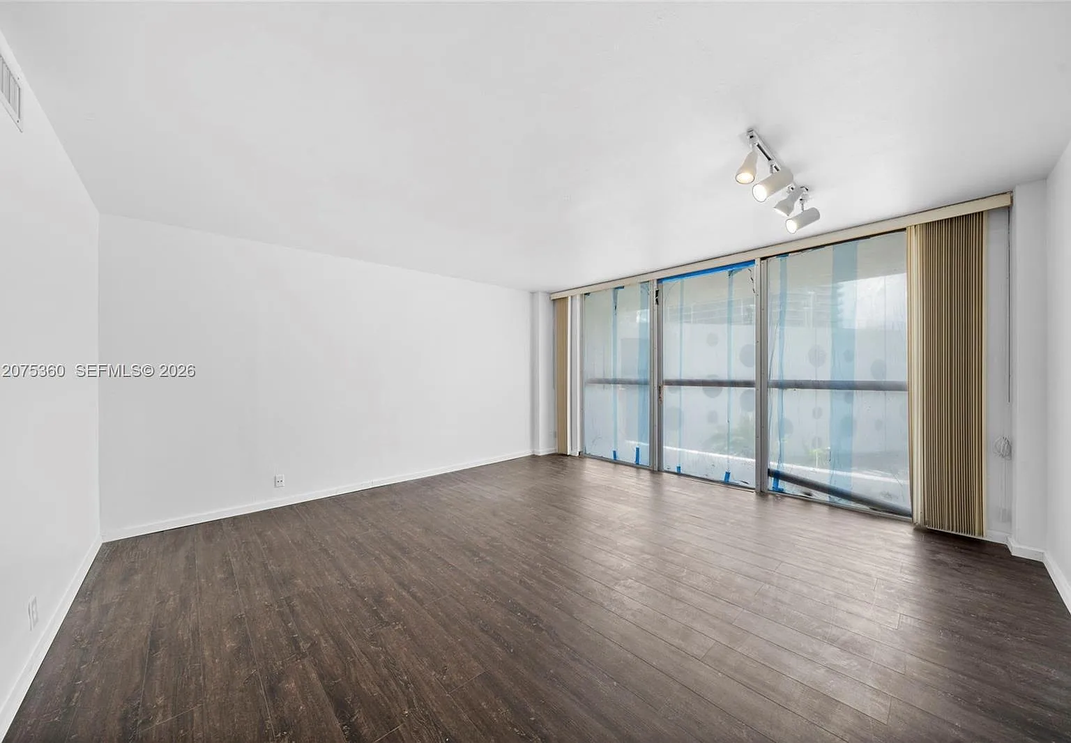 Bay Park Towers Condo — Photo 1