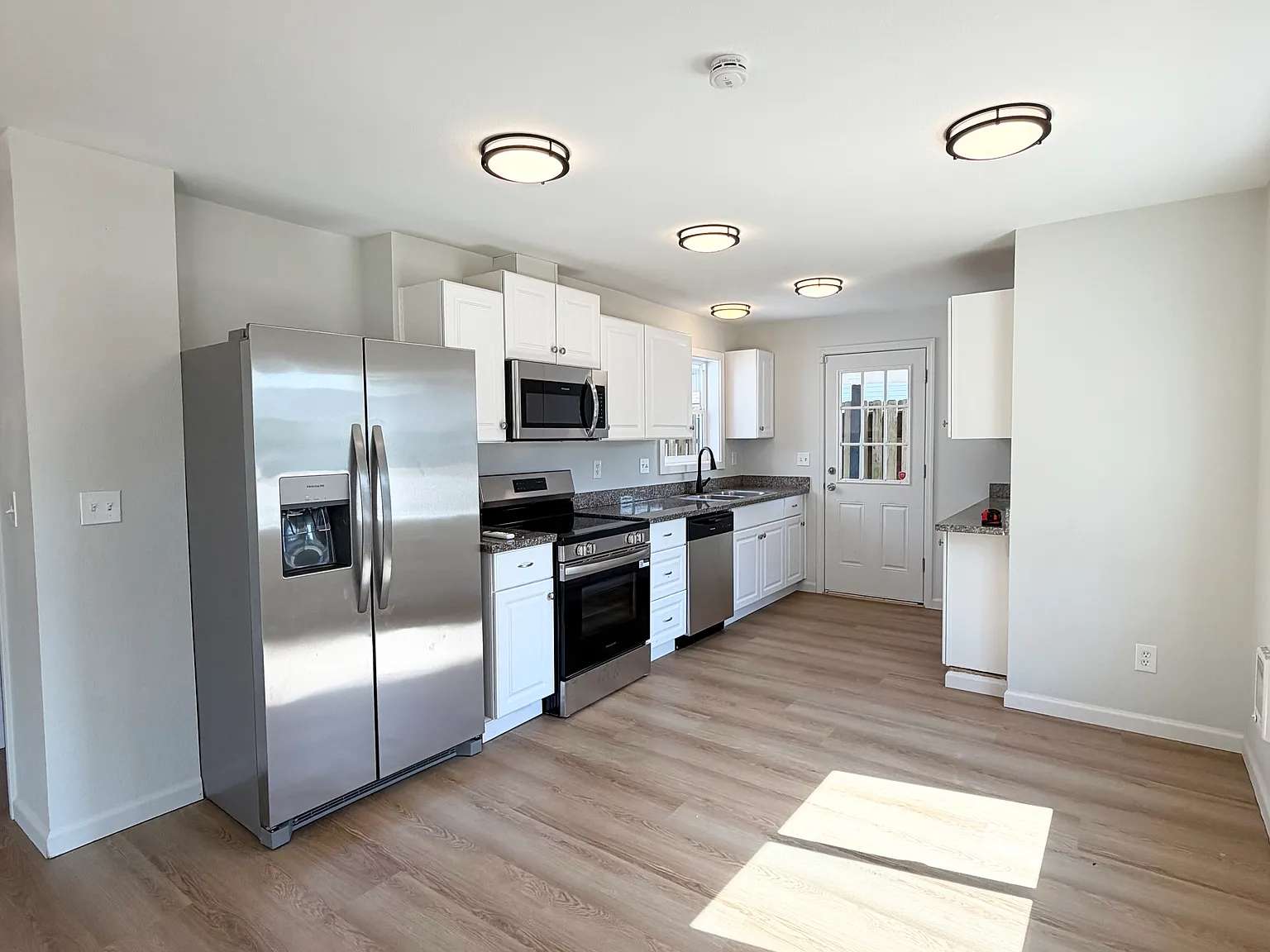 3 bed, 1266 sqft, $2,100 — Photo 4
