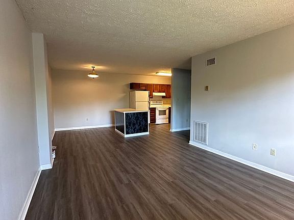 3rd image of 1047 Kendrick Crescent Rd