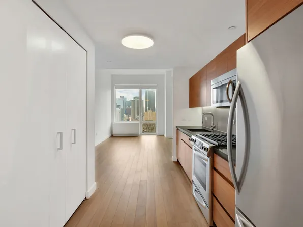 550 West 45th Street image 3 of 18