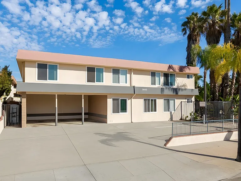 Sapphire Apartments — Photo 2