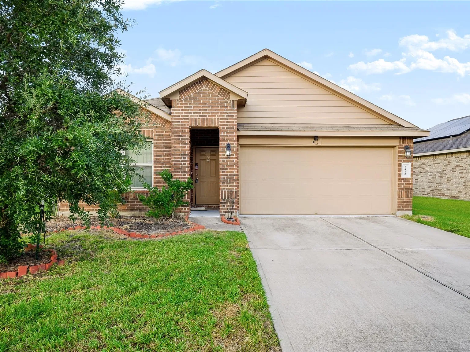 4 bed, 2.0 bath, 1812 sqft, $2,100 — Photo 2