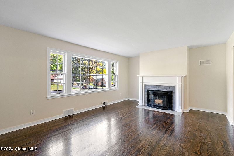 5th image of 2976 Hillcrest Rd