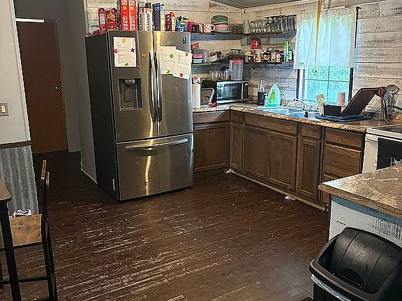 5th image of 121 E Elm St