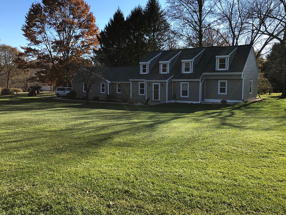 2nd image of 827 Meadowview Dr