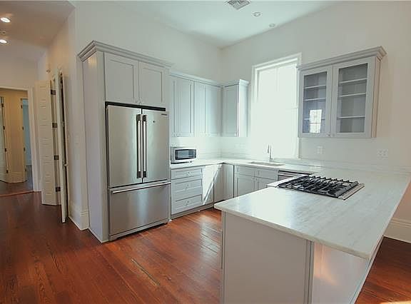 5th image of 529 Jena St