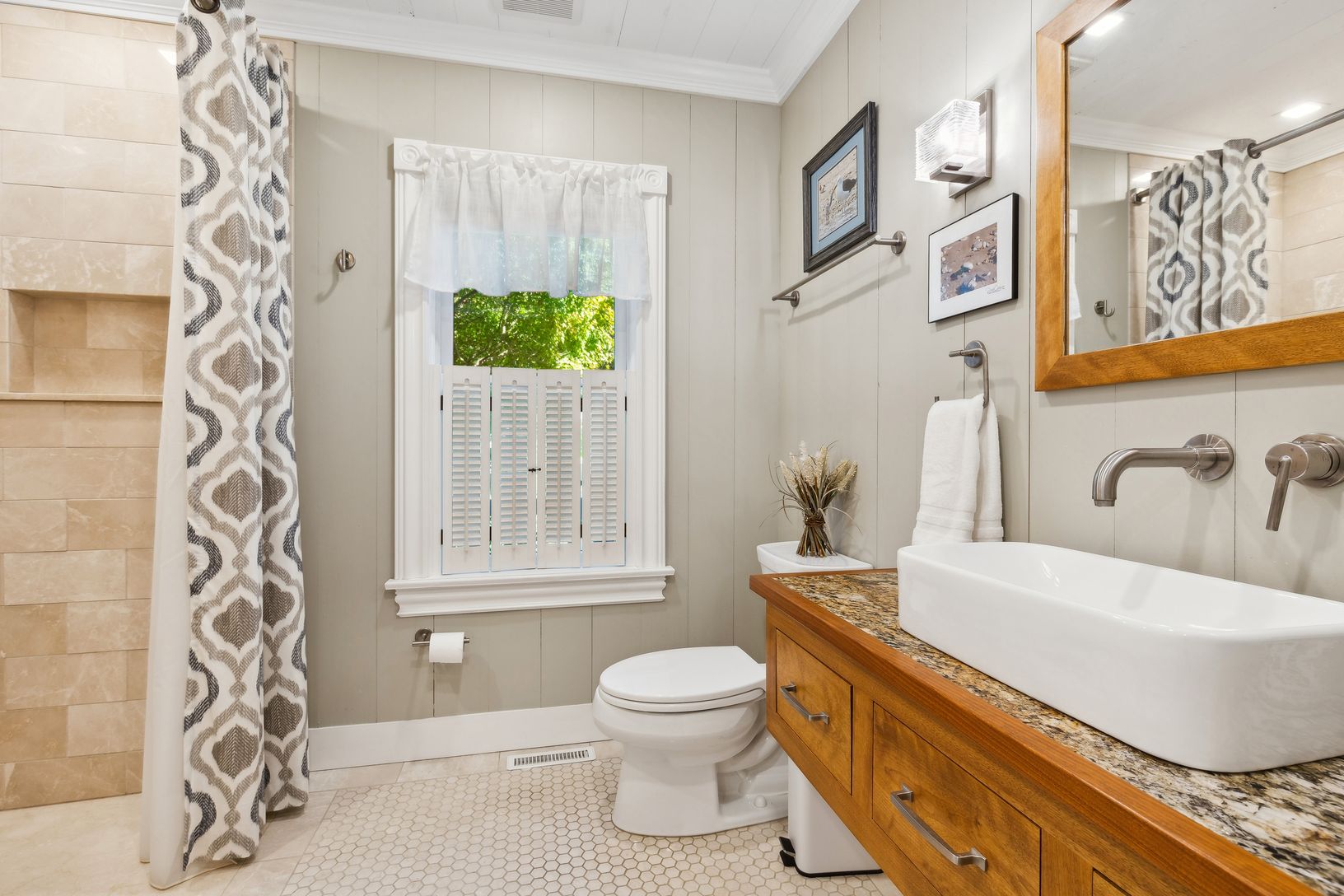  Full Bath in First Floor Off Kitchen. ADA Accessible