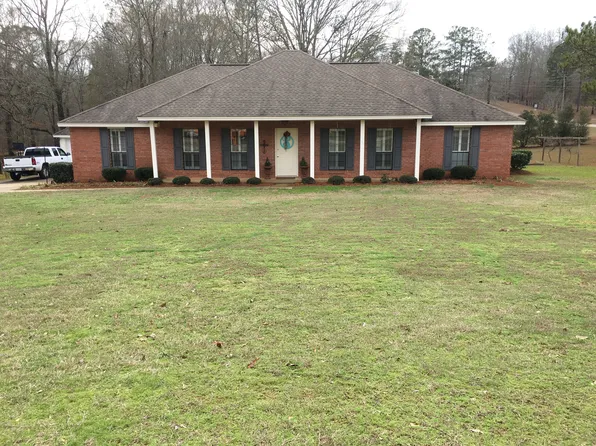 107 Country Place Dr, Deatsville, AL 36022