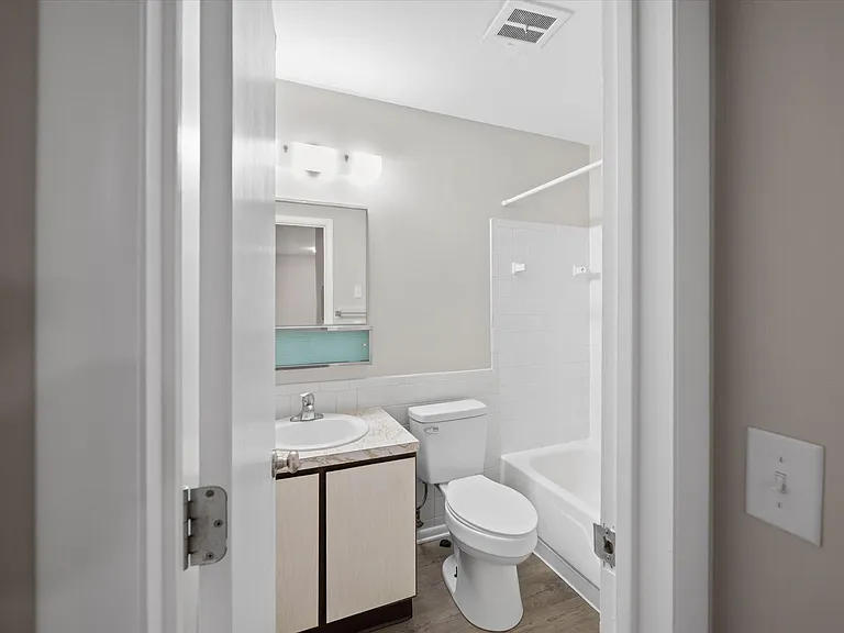 Toledo Circle Apartments — Photo 14