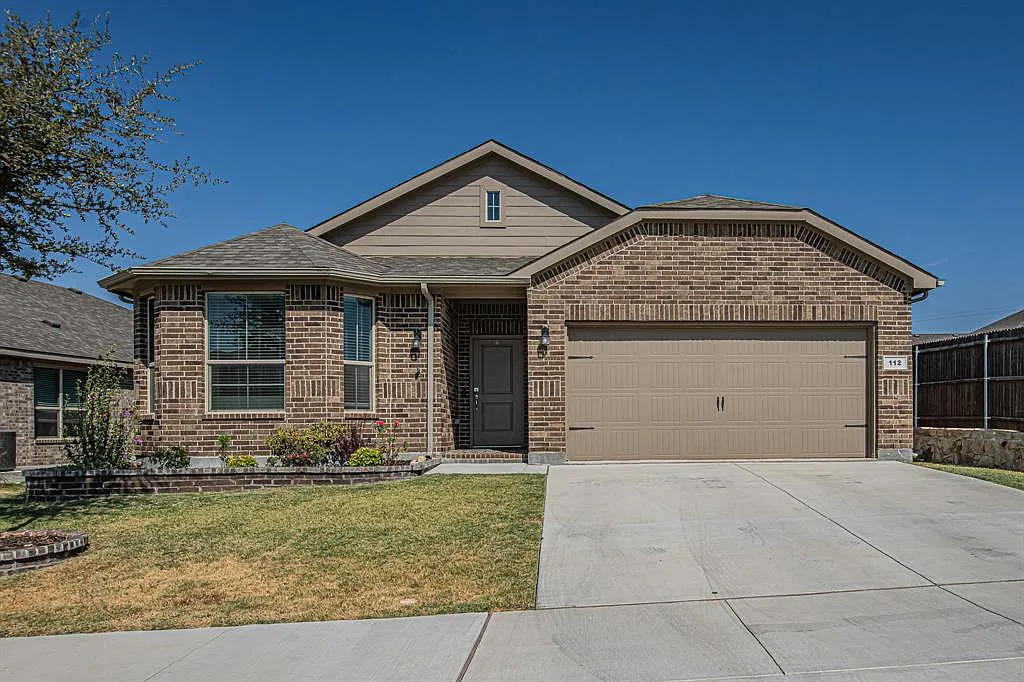 4 bed, 2.0 bath, 2039 sqft, $2,300 — Photo 1