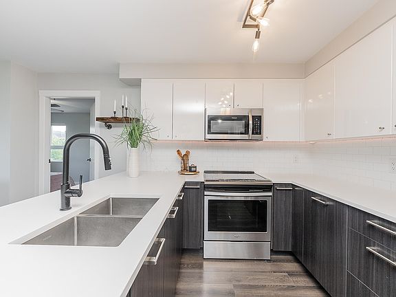 4th image of 2525 Clarke St #414