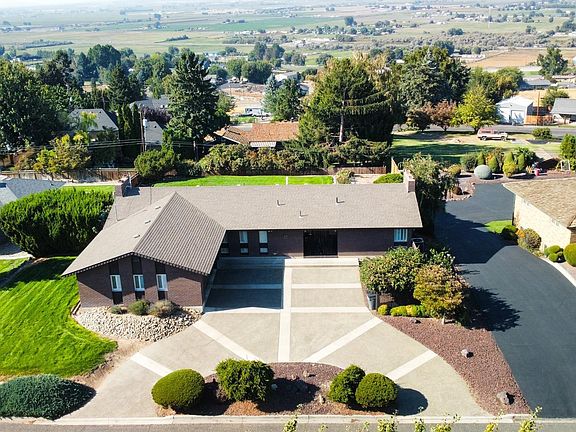 2nd image of 808 Skyline Dr