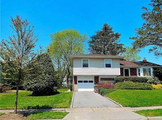 7 Lesley Ln, Old Bethpage, NY 11804