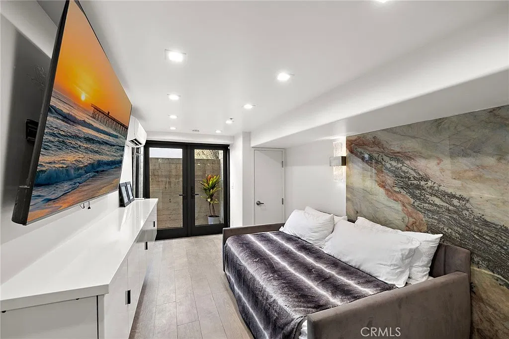 Studio, 275 sqft, $2,500 — Photo 4