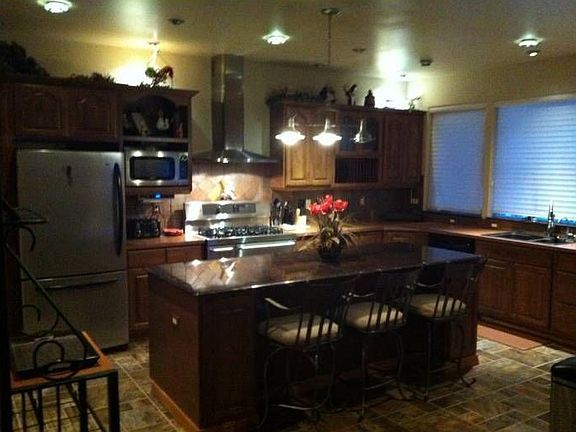 Kitchen w/walk-in pantry