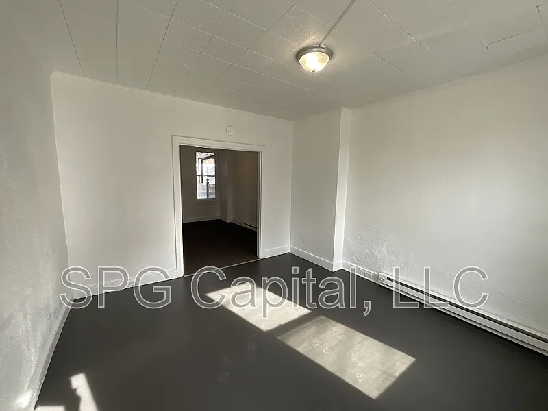 3 bed, 1.0 bath, 1227 sqft, $1,350 — Photo 3