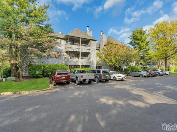 1108 Woodhaven Dr, Edison, NJ 08817