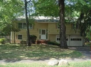 52 Edgemere Rd, Livingston, NJ 07039