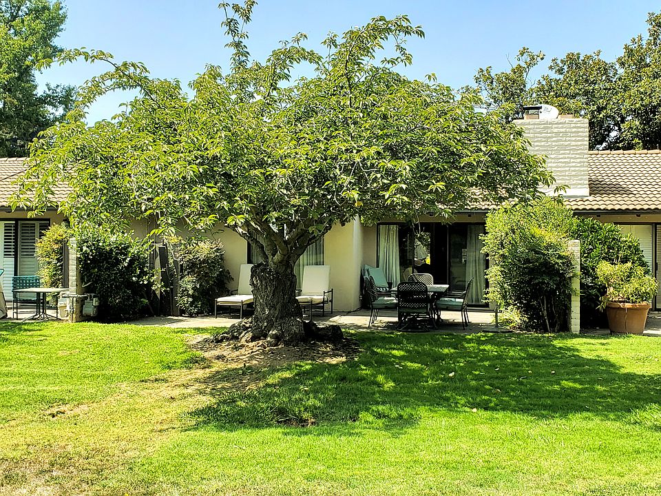 1st image of 13 Fairway Dr