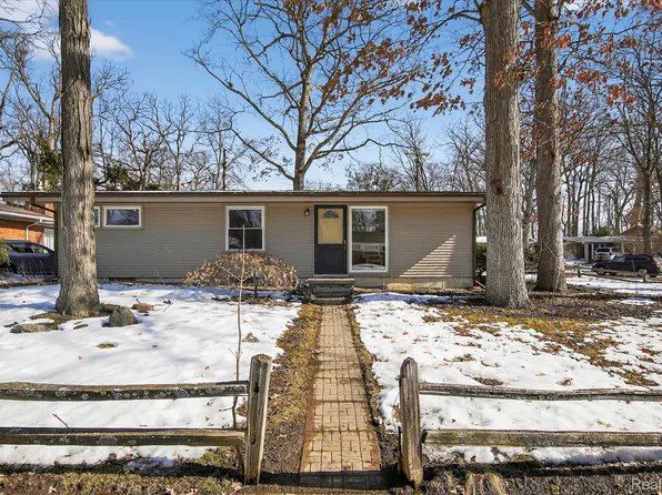 2344 S Circle Dr, Ann Arbor, MI 48103