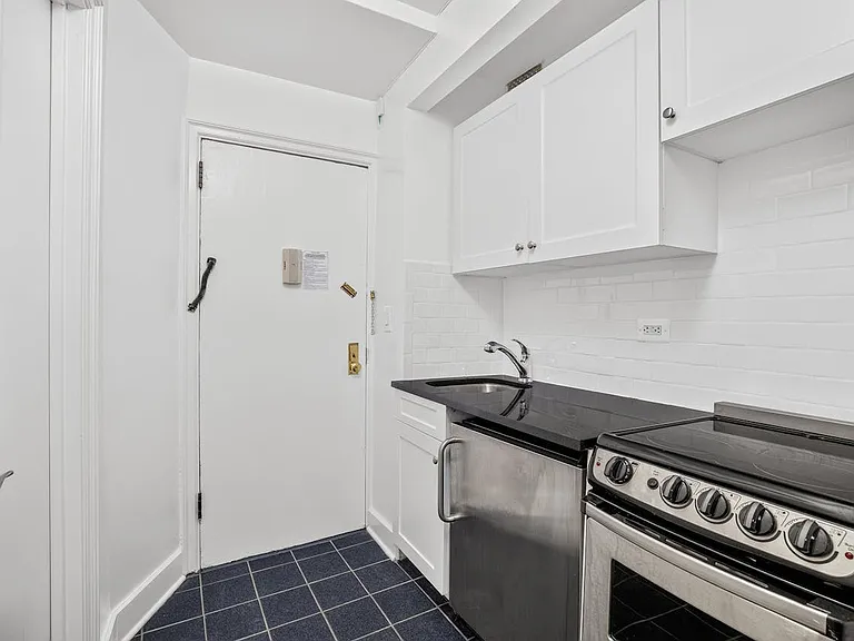 310 E 44th St #221 — Photo 5
