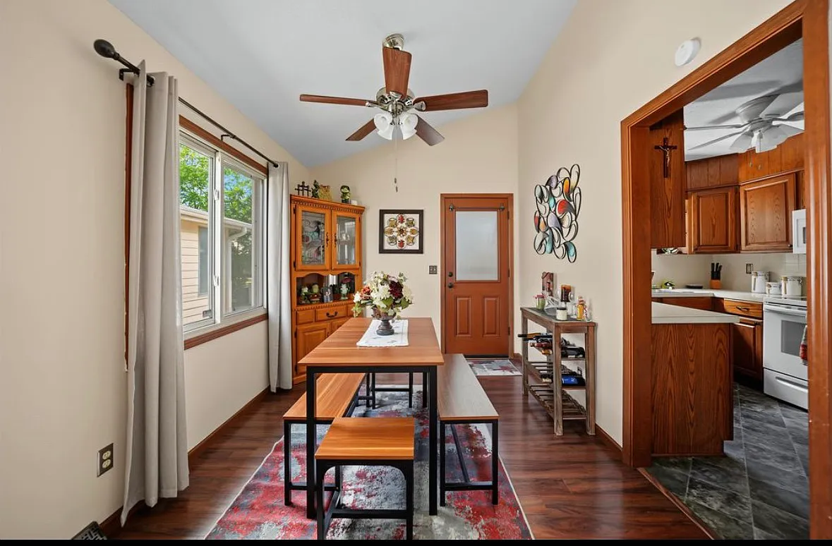2 bed, 1944 sqft, $1,300 — Photo 3