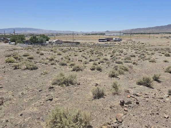 1190 Rhyolite Dr, Silver Springs, NV 89429