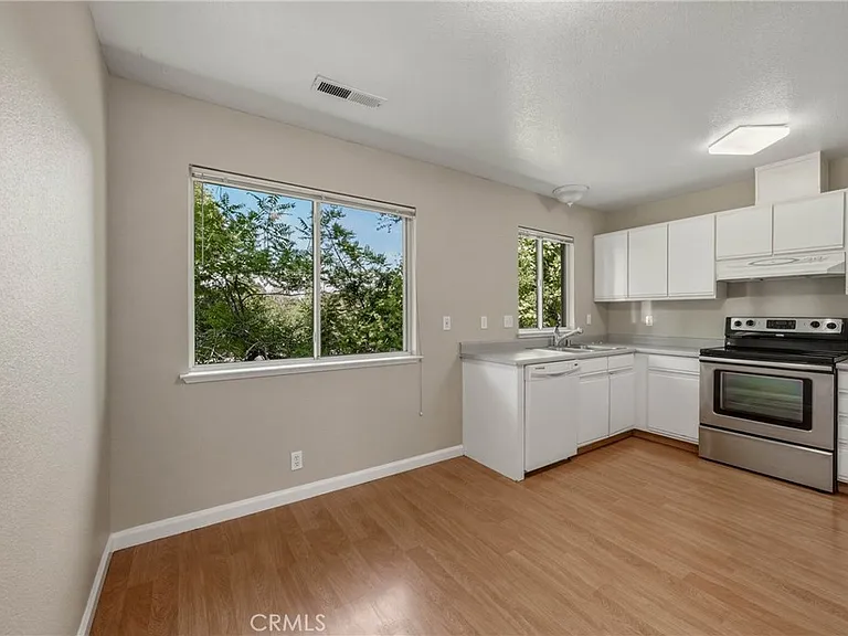 687 Armstrong St — Photo 14