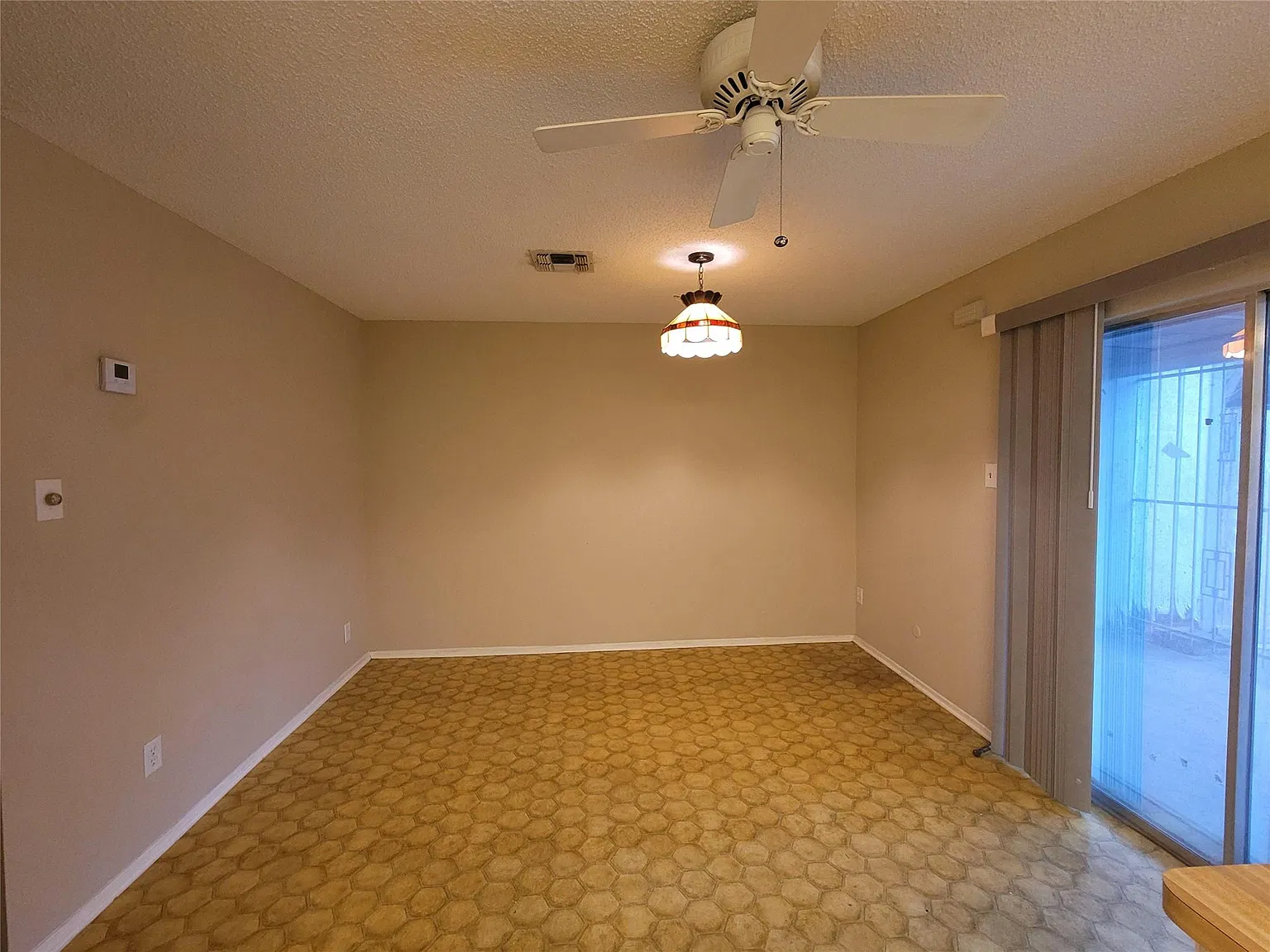 3 bed, 2.5 bath, 1564 sqft, $1,400 — Photo 3