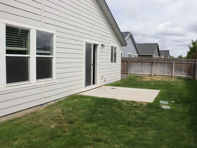 17546 Mountain Springs Ave — Photo 2