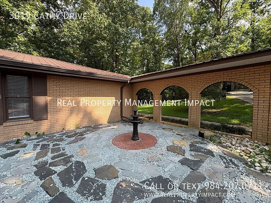 Private 1.3-Acre Retreat Near Downtown Durham Fully Updated 4-Bed 2-Bath Ranch — Photo 4