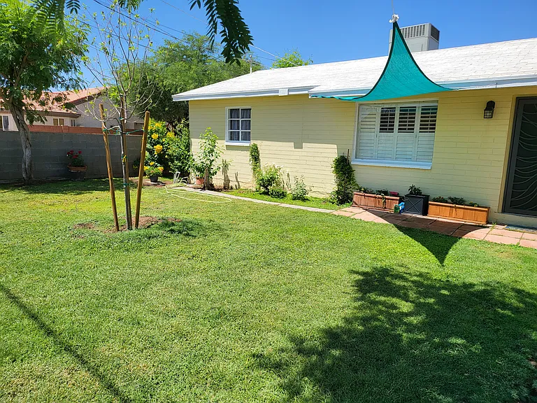 1040 N 27th Pl — Photo 14