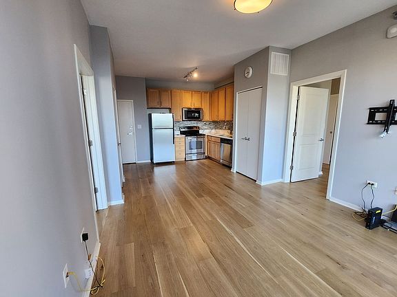 5th image of 1 E 8th St APT 401